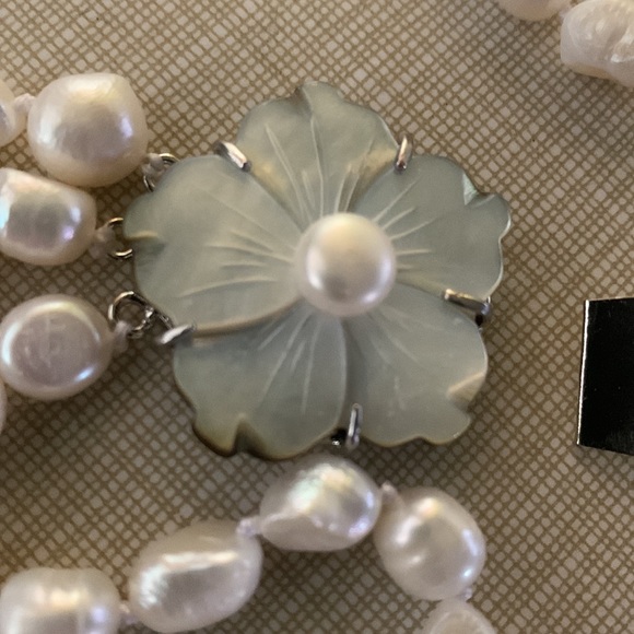 Beautiful 3 rows natural white cultured Baroque beads MOP silver flower clasp - Picture 8 of 11